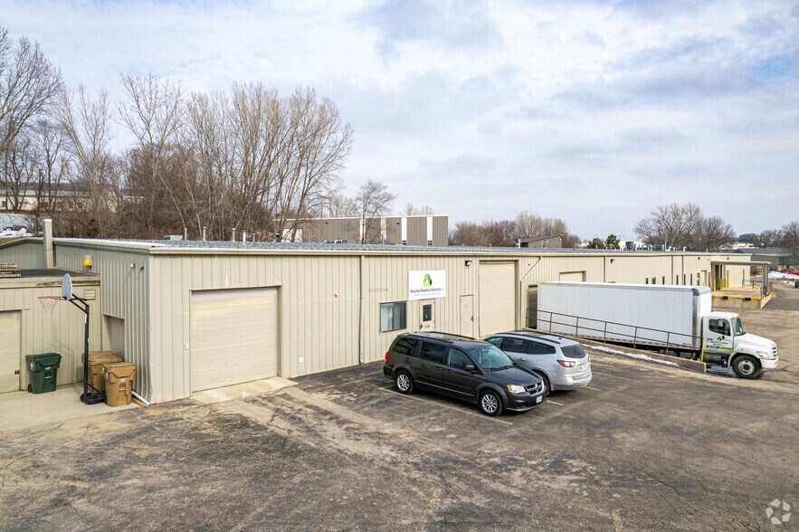 More Photos Of 3214-3224 Kingsley Way, Madison Warehouse For Lease