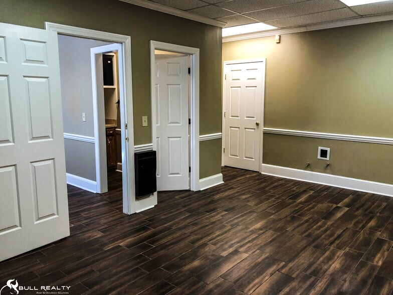 More Photos Of 200 Market Pl, Roswell Office Residential For Lease