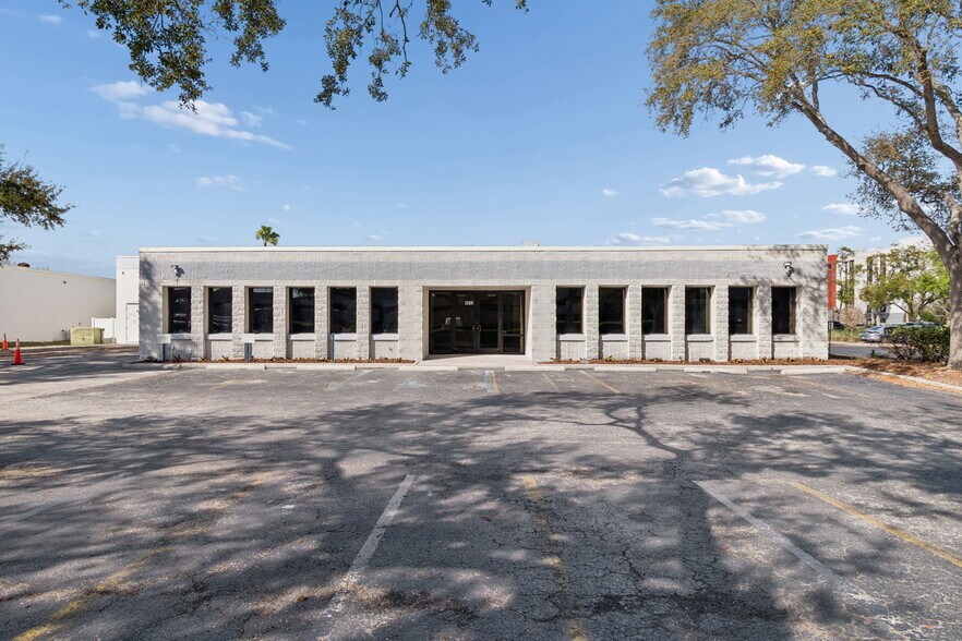 More Photos Of 4913 W Laurel St, Tampa Light Distribution For Sale