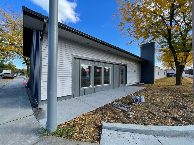 More Photos Of 1520 N Government Way, Coeur d'Alene Showroom For Sale