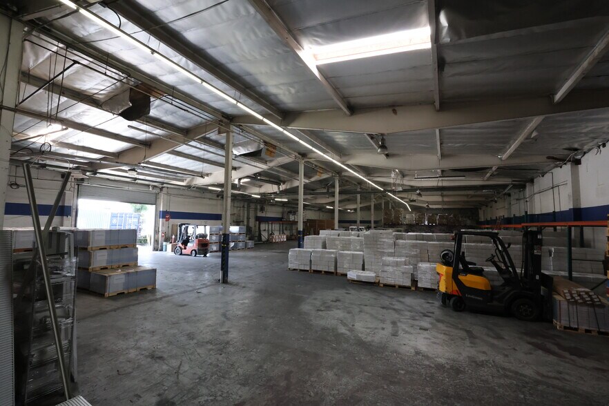 More Photos Of 125 N Vineland Ave, City of Industry Distribution For Lease