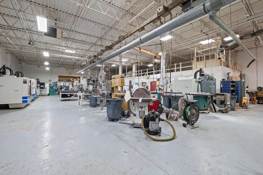 More Photos Of 32301-32303 Howard Ave, Madison Heights Warehouse For Sale