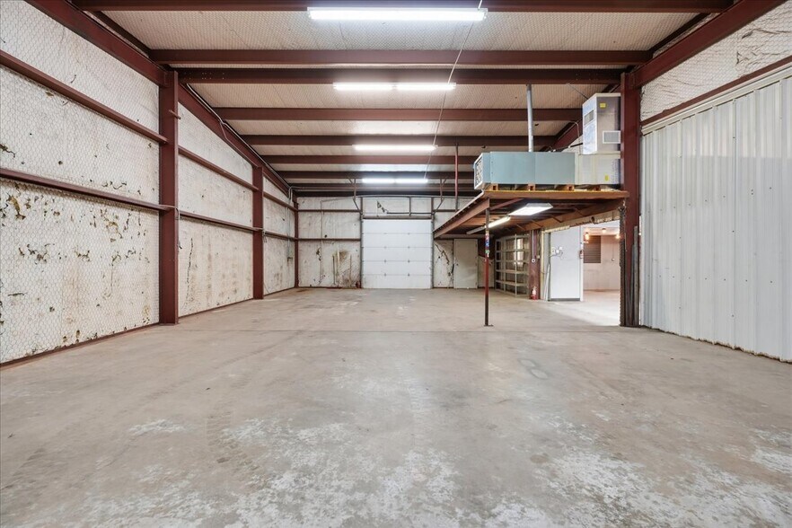 More Photos Of 3118 E Slaton Hwy, Lubbock Showroom For Sale