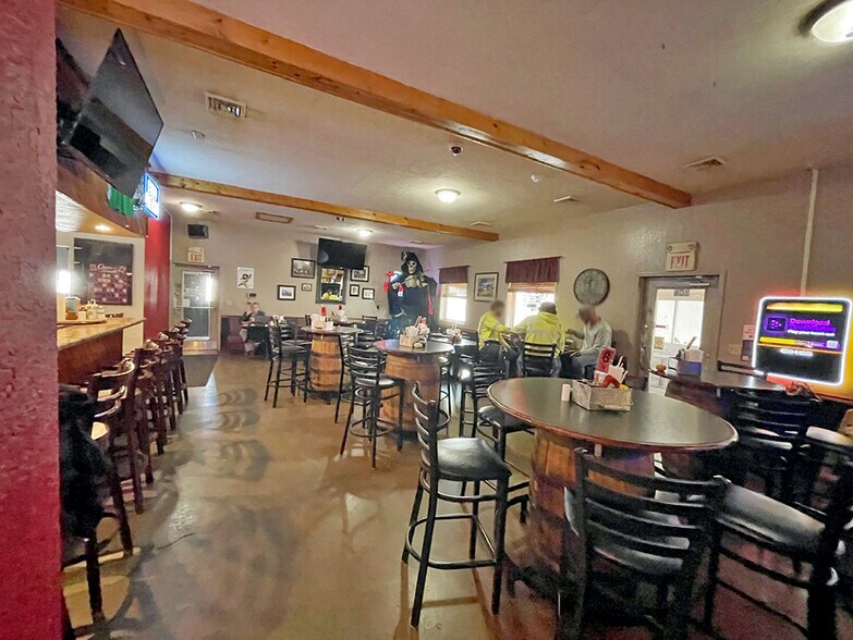 More Photos Of 109 S Maple St, Mulberry Grove Restaurant For Sale
