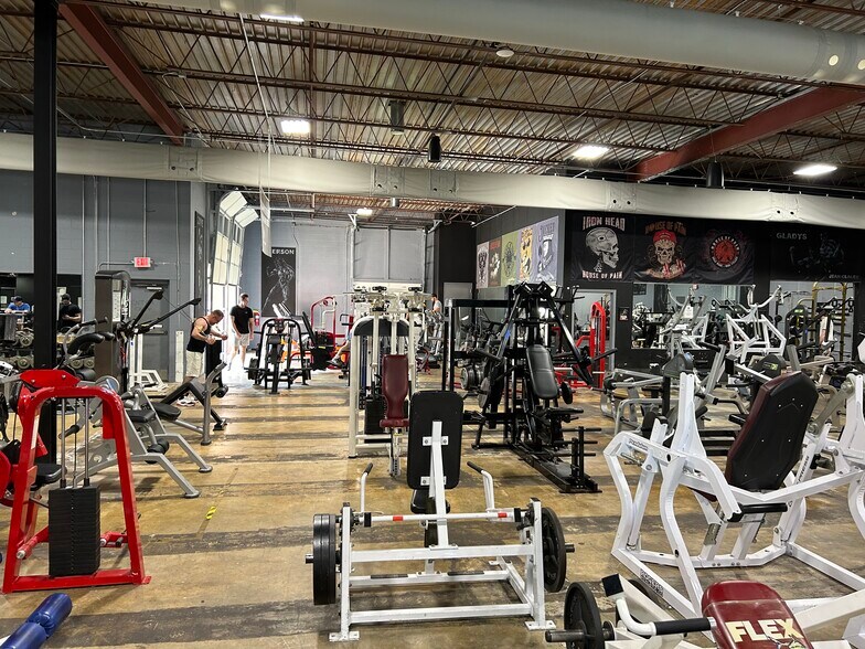 More Photos Of 251-253 Chesterfield Industrial Blvd, Chesterfield Warehouse For Sale