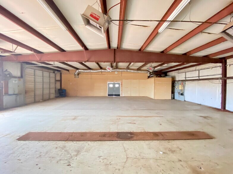 More Photos Of 902 S Main St, Jacksboro Warehouse For Lease