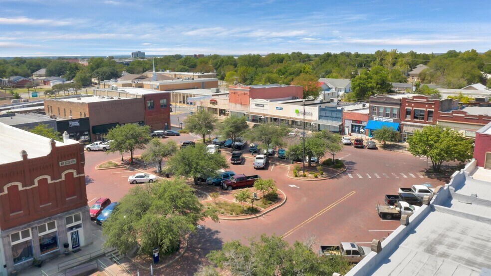 More Photos Of 1136 Main St, Commerce General Retail For Sale