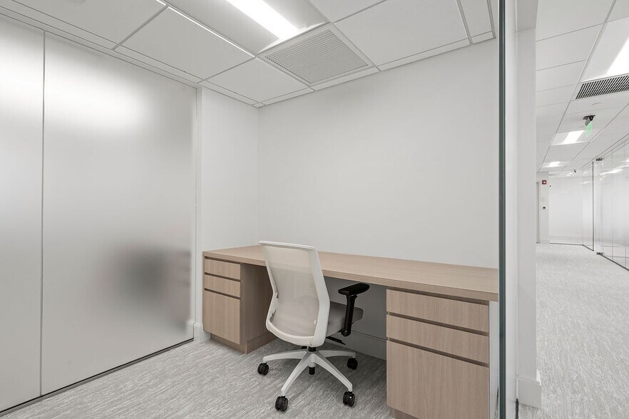 More Photos Of 324 Royal Palm Way, Palm Beach Office For Lease