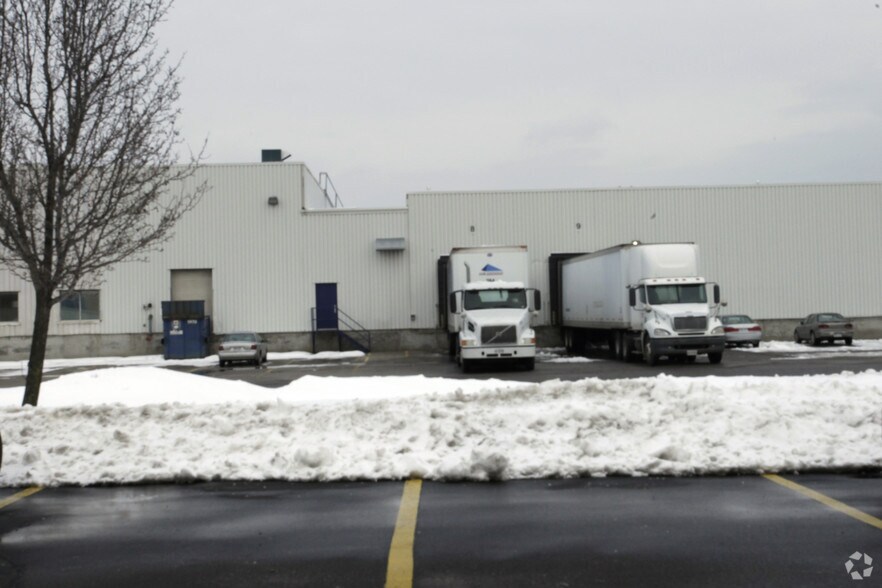 More Photos Of 2333 N Sheridan Way, Mississauga Research And Development For Lease