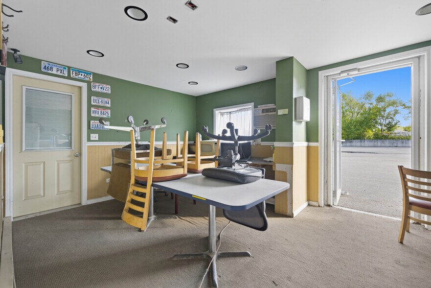 More Photos Of 801 W Grant Hwy, Marengo Showroom For Lease