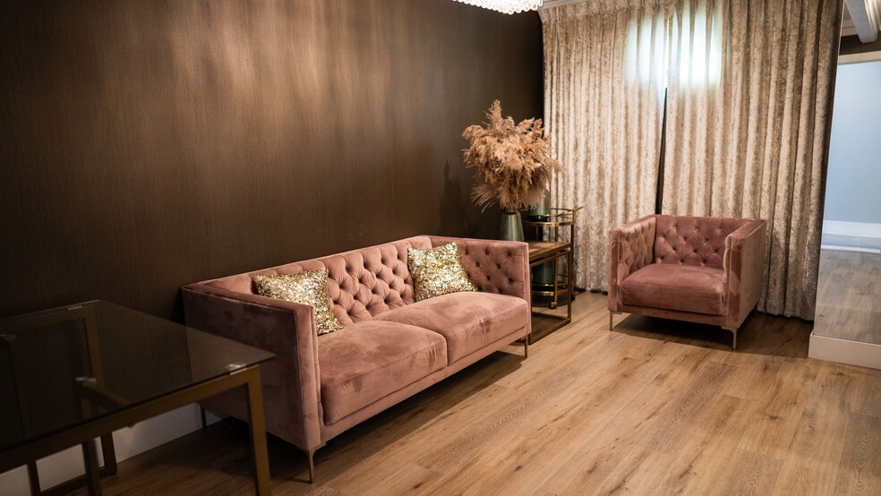 More Photos Of 16610 Ventura Blvd, Encino Storefront For Lease