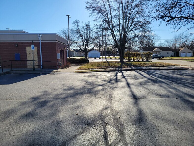 More Photos Of 2659 Charlestown Rd, New Albany Bank For Lease