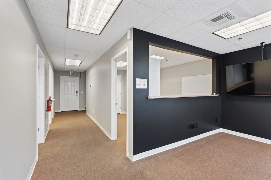 More Photos Of 4922 Port Royal Rd, Spring Hill Showroom For Lease