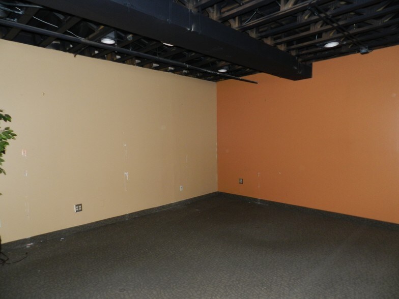 More Photos Of 7 N Saginaw St, Pontiac Office For Lease