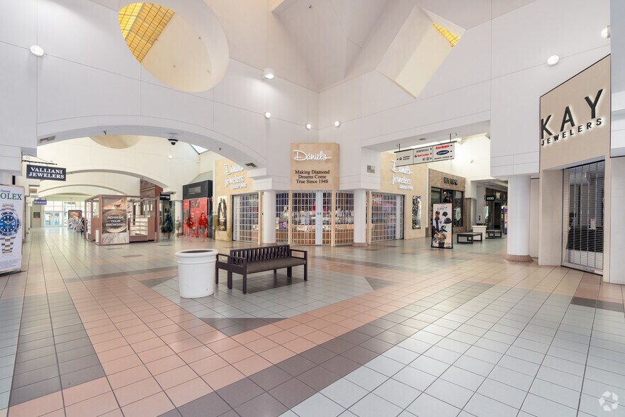 More Photos Of 2031 S Mooney Blvd, Visalia Unknown For Lease