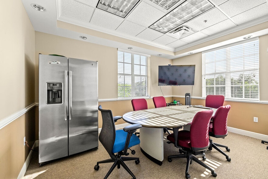 More Photos Of 1555 Indian River Blvd, Vero Beach Medical For Lease