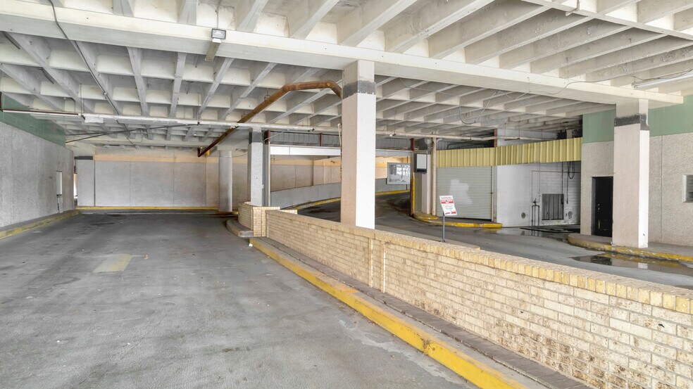 More Photos Of 120 S Main St, Victoria Office For Sale