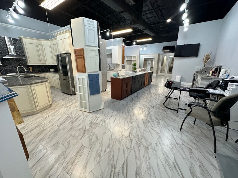 More Photos Of 7901 Kingspointe Pky, Orlando Showroom For Sale