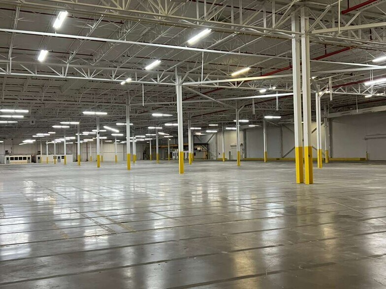 More Photos Of 2200 S Business 45, Corsicana Distribution For Lease