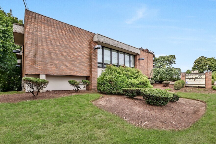 More Photos Of 171 Ramapo Rd, Garnerville Office For Lease