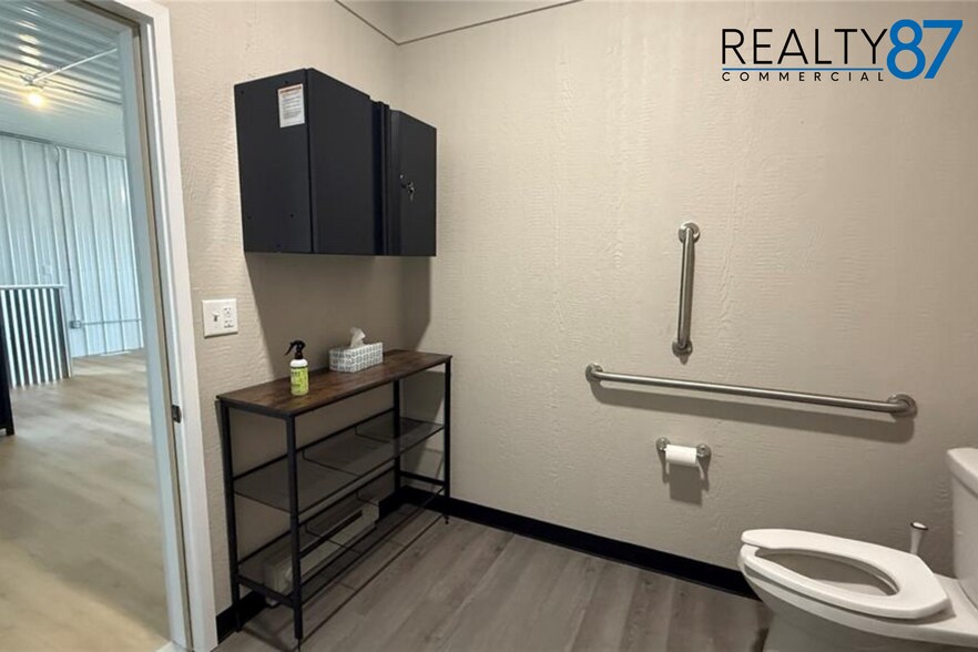 More Photos Of 3230 Center Point Rd, Robins Flex For Sale