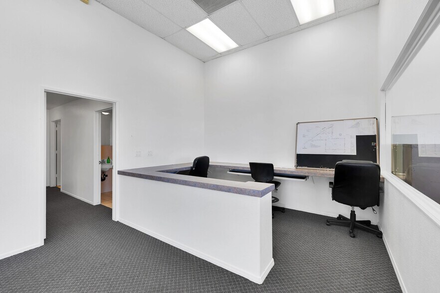 More Photos Of 2660 Pearblossom Hwy, Palmdale Office Residential For Sale