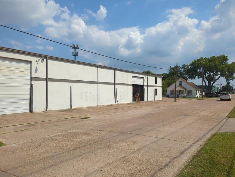 More Photos Of 513 Illinois St, South Houston Industrial For Sale