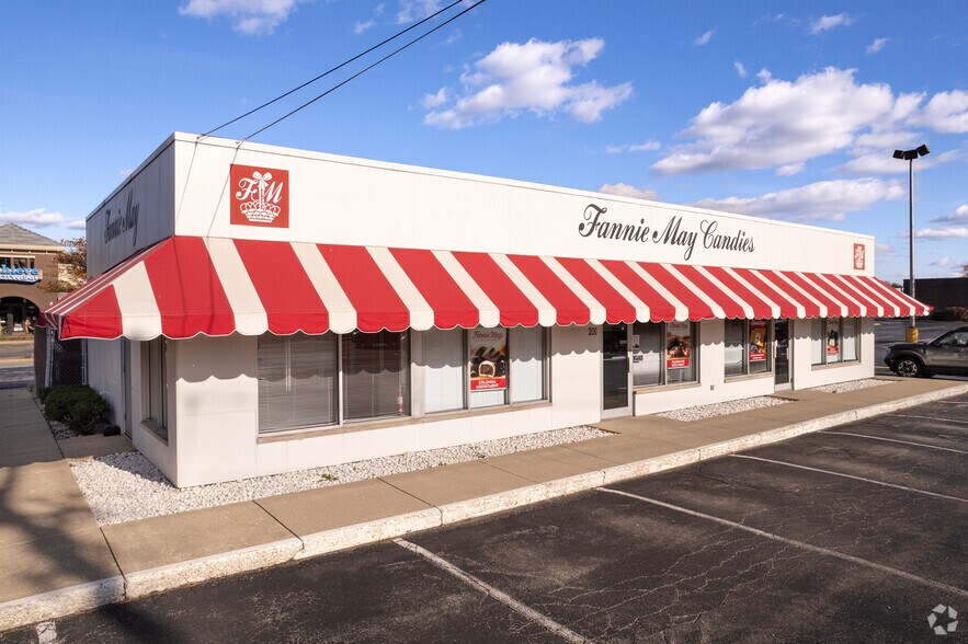 More Photos Of 29 Crystal Lake Plz, Crystal Lake Unknown For Lease