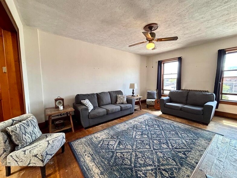 More Photos Of 221 W Washington St, Marquette Flex For Sale
