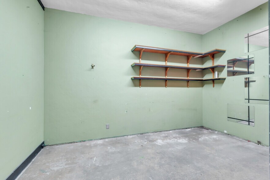 More Photos Of 227 Commission St, Salinas Showroom For Sale
