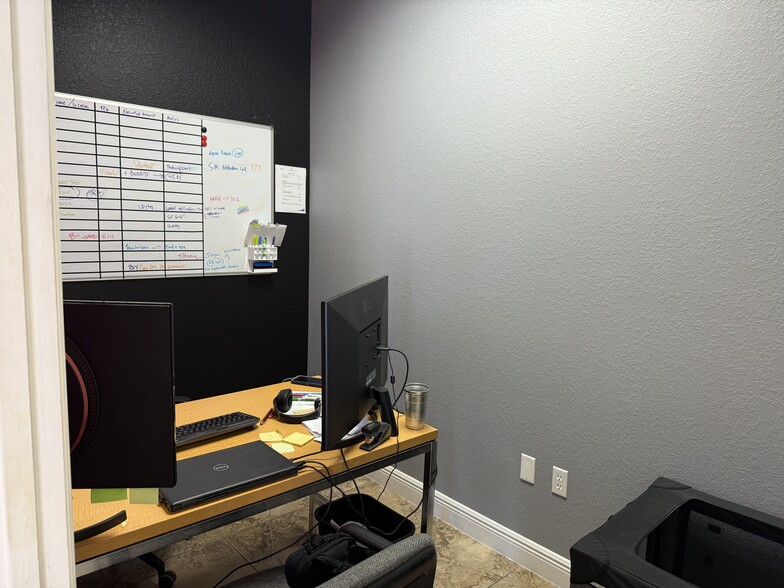 More Photos Of 6381 Corporate Park Cir, Fort Myers Research And Development For Lease