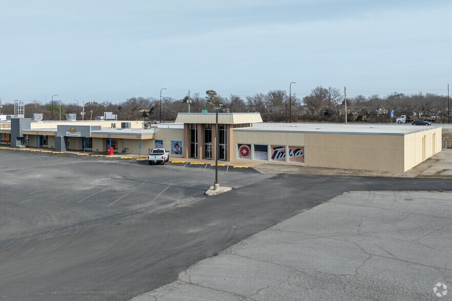 More Photos Of 4227-4289 Southwest Blvd, Tulsa Unknown For Lease