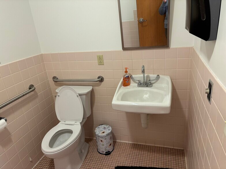 More Photos Of 1024 Hilton Parma Rd, Hilton Medical For Lease