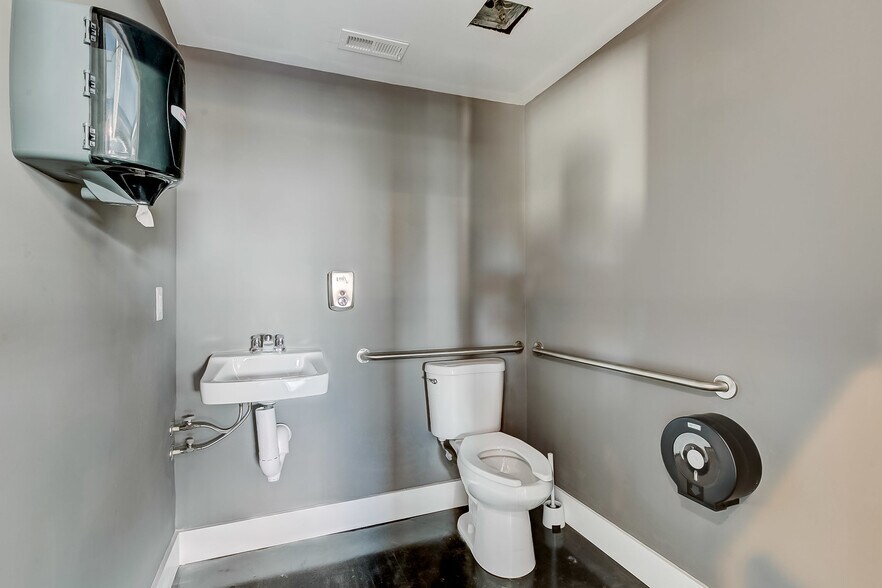 More Photos Of 6500 Saint Helena Ave, Dundalk Office For Sale