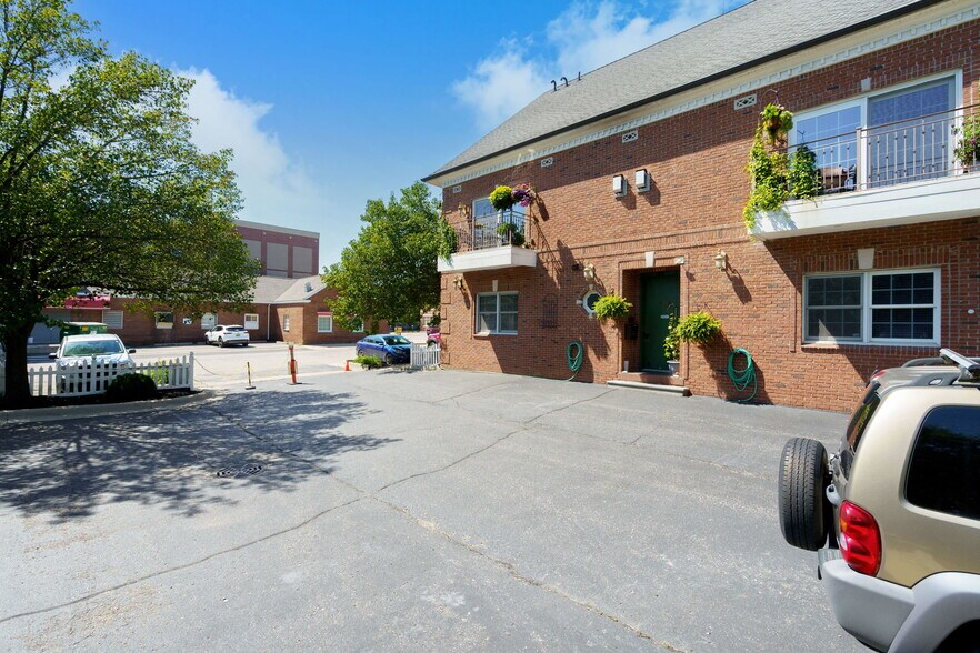 More Photos Of 206 E Liberty St, Milford Office For Sale