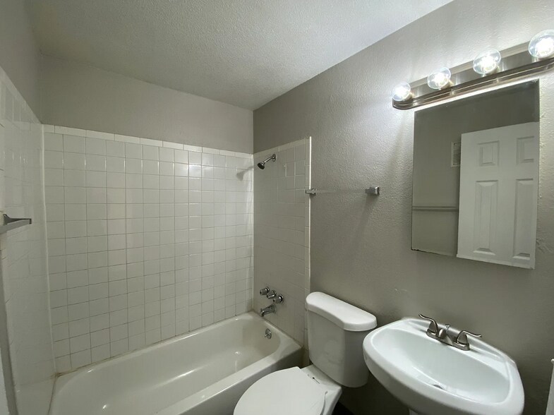 More Photos Of 1415-1425 Kingston St, Aurora Apartments For Sale