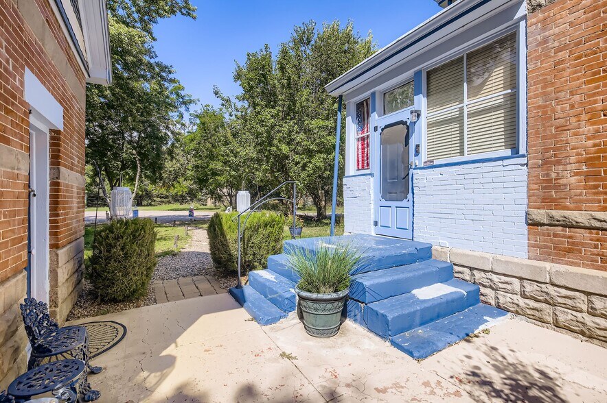 More Photos Of 1305 W 3rd St, Florence Hotel For Sale