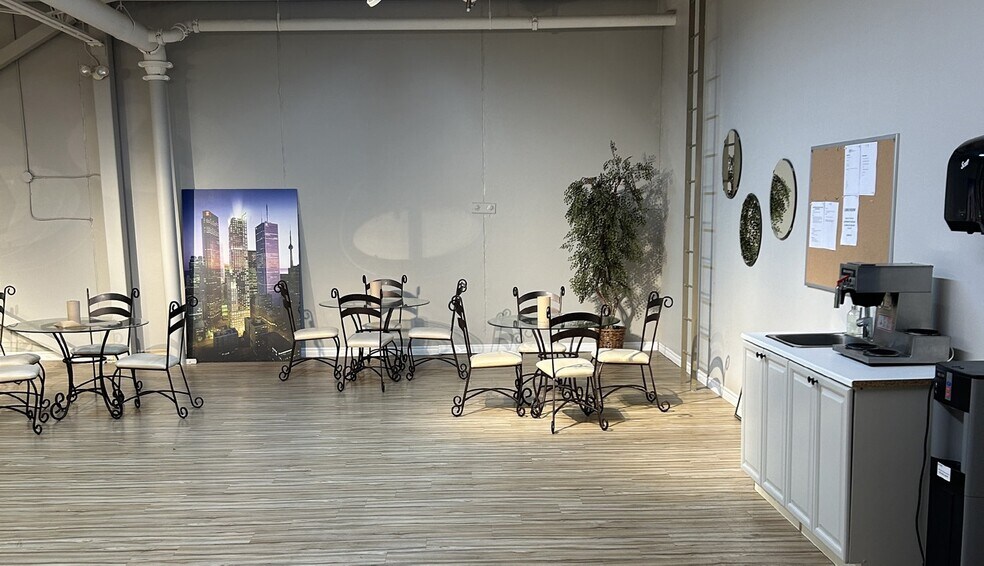 More Photos Of 123 Ashbridge Cir, Vaughan Showroom For Sale