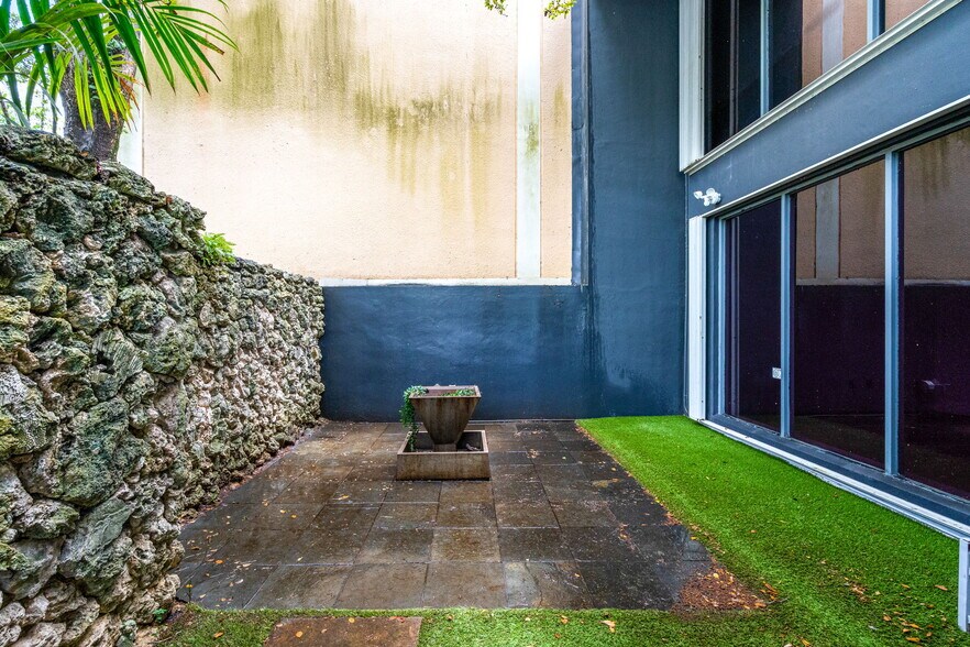 More Photos Of 6330 Manor Ln, South Miami Office For Lease