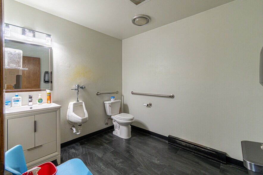 More Photos Of 218 2nd St, Coralville Flex For Sale