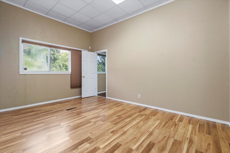 More Photos Of 1006 B Nettleton Ave, Thayer Office For Sale