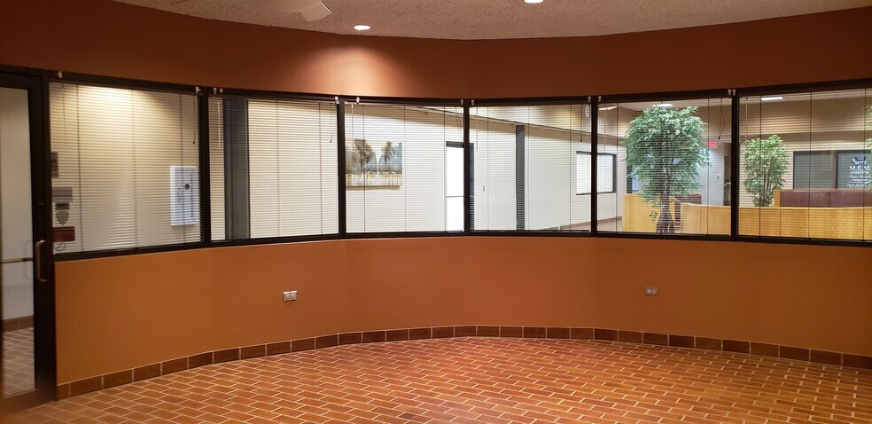 More Photos Of 1425 N McLean Blvd, Elgin Medical For Sale