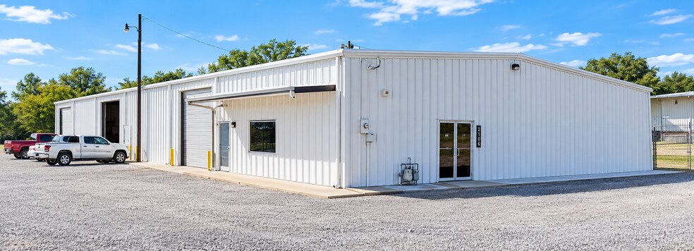 More Photos Of 1700 Baker Rd, Sherman Light Distribution For Lease