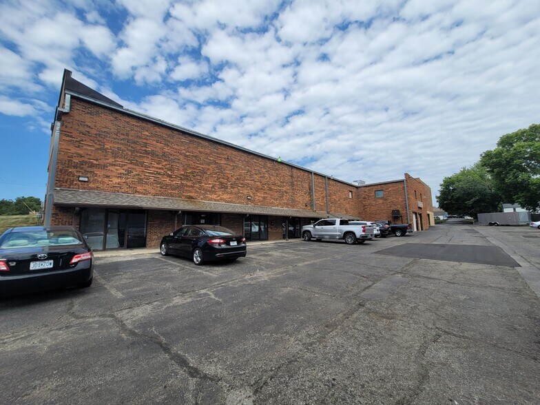 More Photos Of 8101-8129 N Oak Tfwy, Kansas City Unknown For Lease