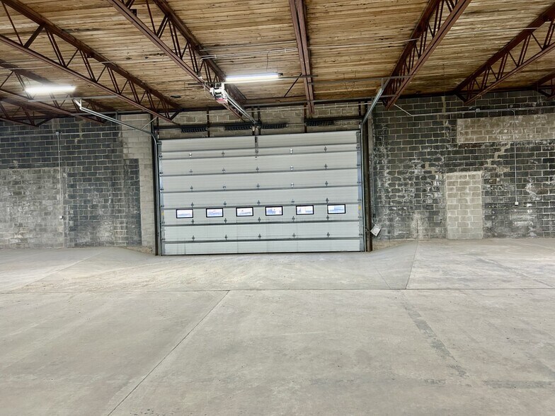 More Photos Of 351 N Green Bay Rd, Neenah Warehouse For Sale