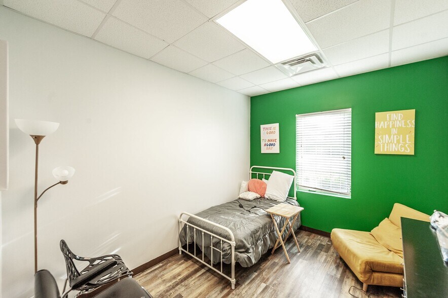 More Photos Of 20 Executive Park Dr, Hendersonville Loft Creative Space For Sale