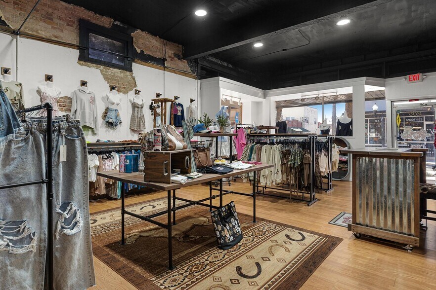 More Photos Of 200 W Main St, Leesburg Storefront Retail Residential For Lease