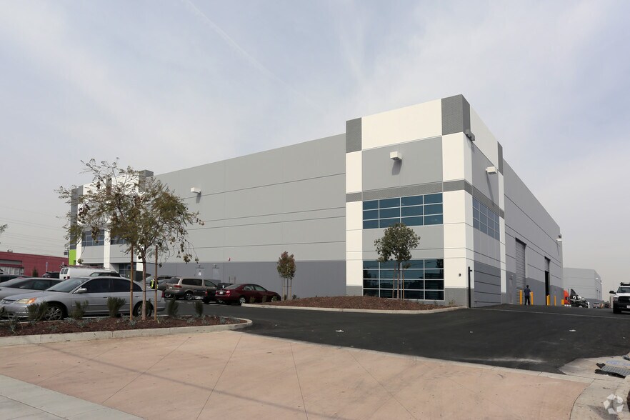 More Photos Of 2517 W Rosecrans Ave, Los Angeles Warehouse For Lease