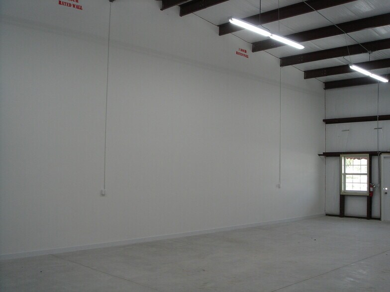 More Photos Of 1220 Huffstetler Dr, Eustis Warehouse For Lease