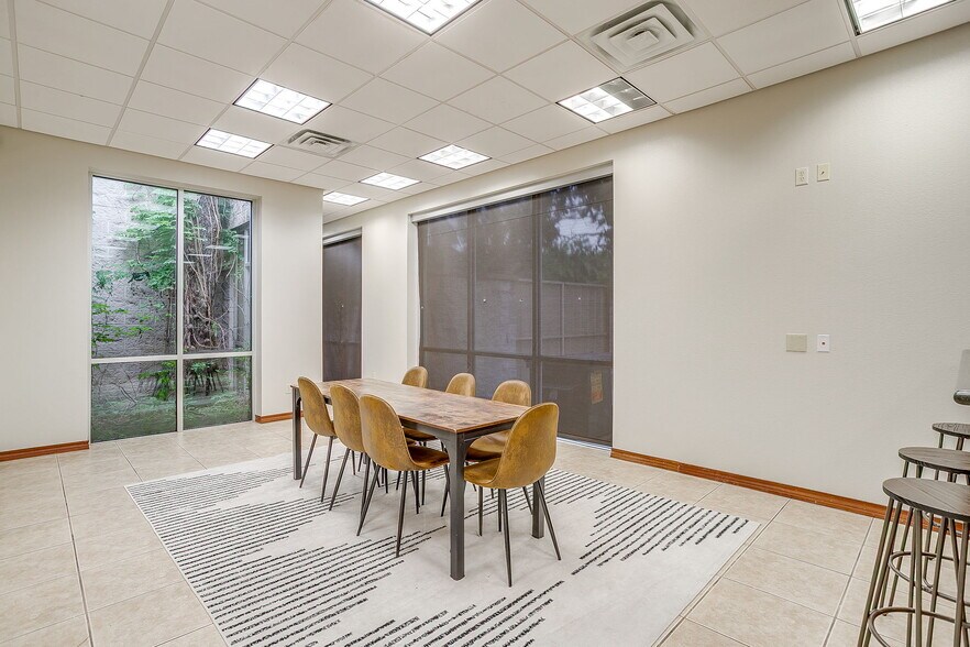 More Photos Of 914 N Sylvania Ave, Fort Worth Medical For Lease